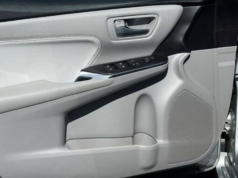 Used 2016 Toyota Camry XLE w/ Moonroof Package image 23