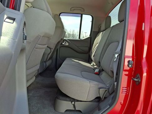 Used 2010 Nissan Frontier SE image 12