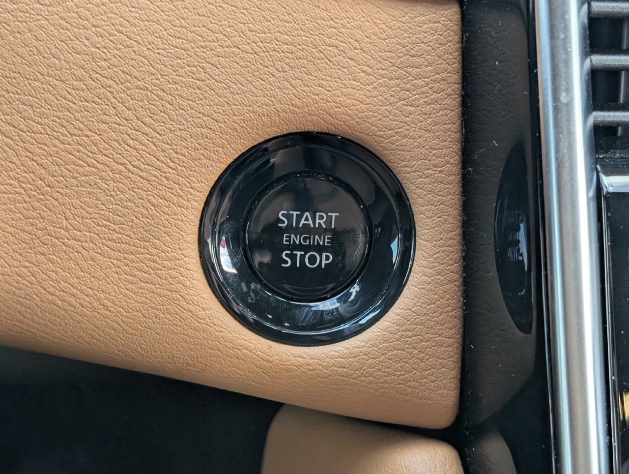 Used 2025 Nissan Armada SL w/ Captain's Chari Seat Package RWD image 16