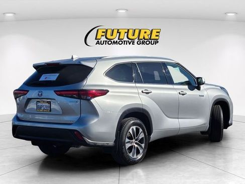 Used 2021 Toyota Highlander XLE image 6