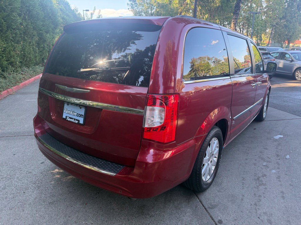 Used 2012 Chrysler Town & Country Touring-L w/ Driver Convenience Group FWD image 4