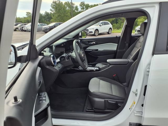 Used 2025 Chevrolet Trax LT FWD image 39