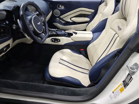 Used 2021 Aston Martin V8 Vantage Roadster image 20