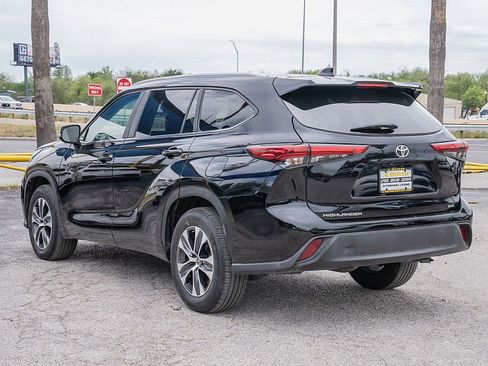 Used 2023 Toyota Highlander XLE image 7