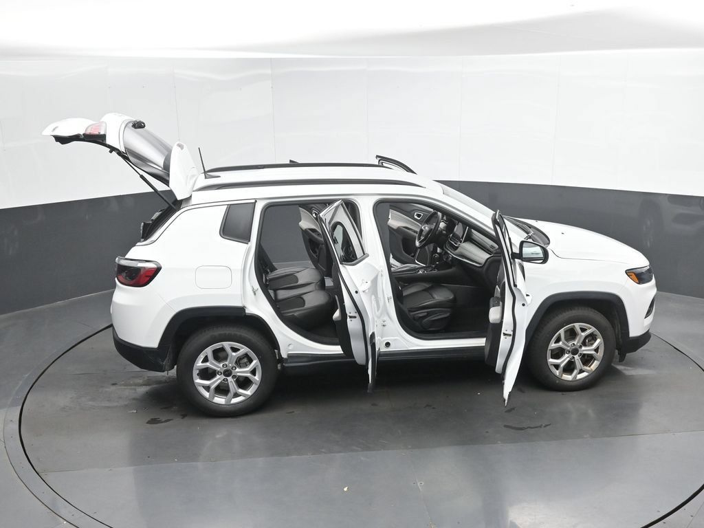 Used 2025 Jeep Compass Latitude AWD/4WD image 45