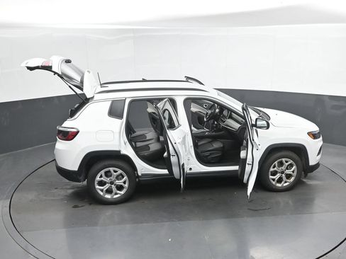 Used 2025 Jeep Compass Latitude AWD/4WD image 45