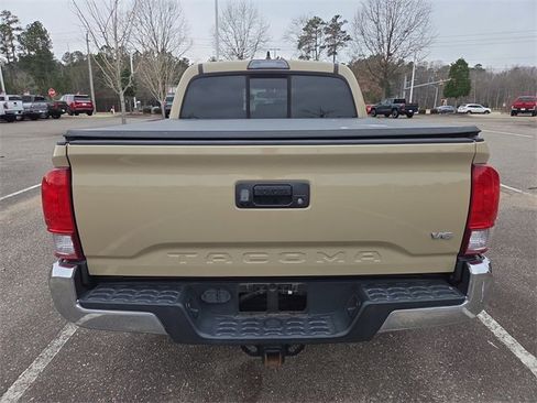 Used 2016 Toyota Tacoma TRD Off-Road image 4