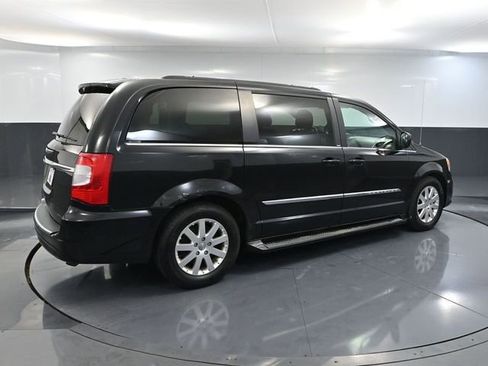 Used 2013 Chrysler Town & Country Touring image 4