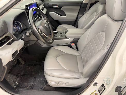 Used 2023 Toyota Highlander XLE image 3