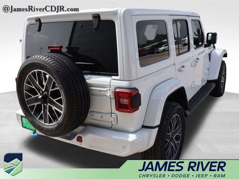 Used 2022 Jeep Wrangler Unlimited Sahara AWD/4WD image 5
