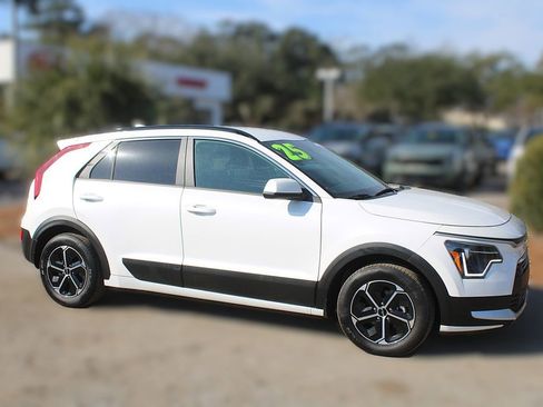 Used 2025 Kia Niro LX image 4