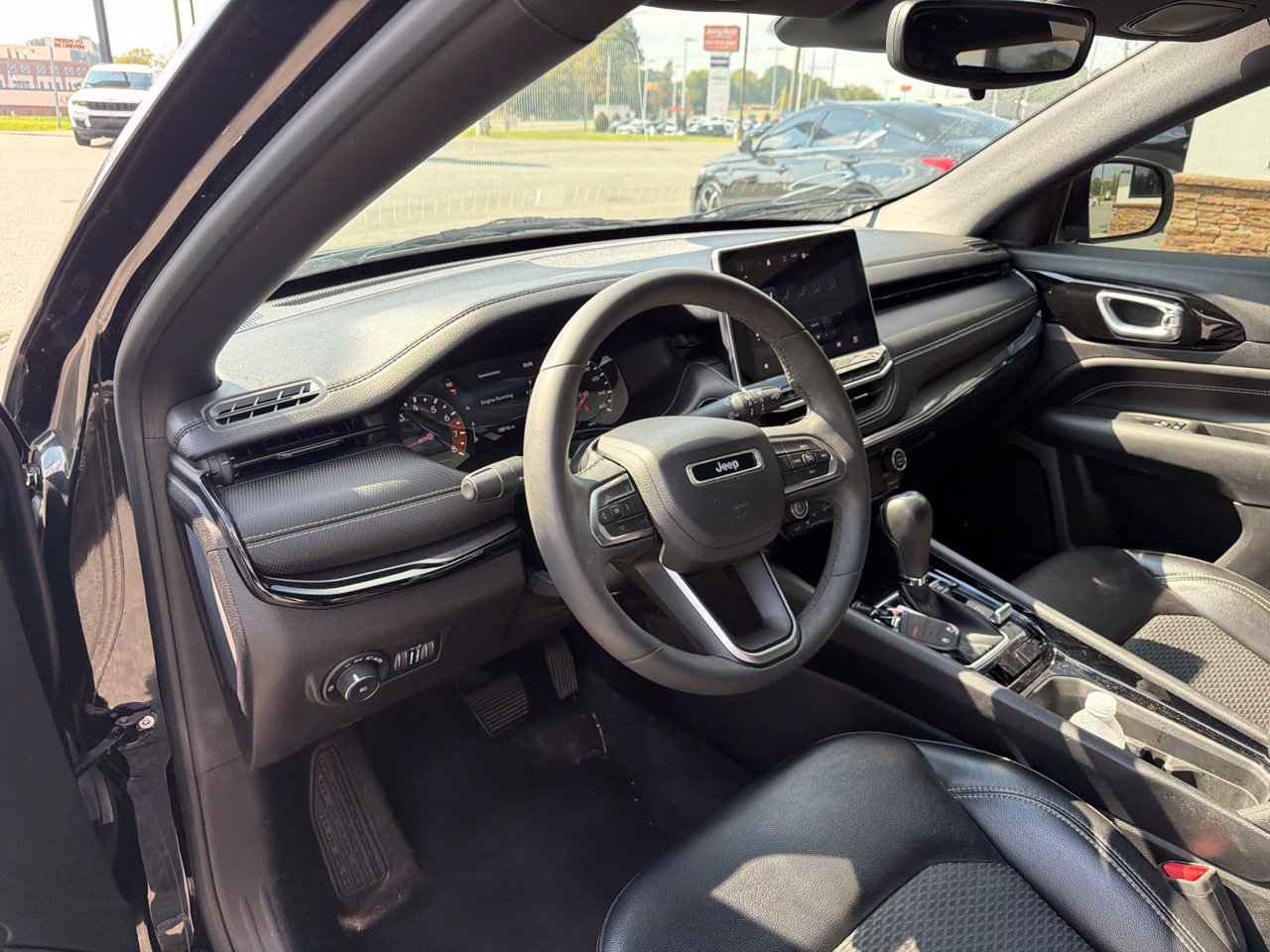 Used 2023 Jeep Compass Latitude AWD/4WD image 4