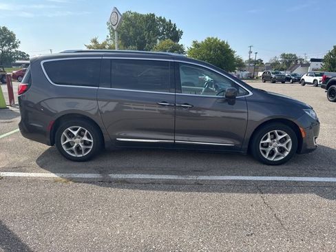 Used 2017 Chrysler Pacifica Touring-L Plus image 4