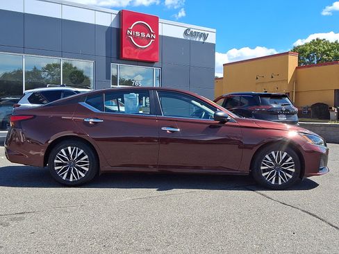 Used 2024 Nissan Altima 2.5 SV FWD image 8