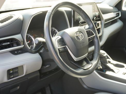 Used 2022 Toyota Highlander XLE image 22