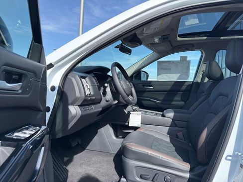 New 2026 Nissan Pathfinder Platinum image 11