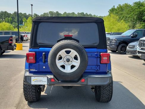 Used 2018 Jeep Wrangler Unlimited Sahara AWD/4WD image 4