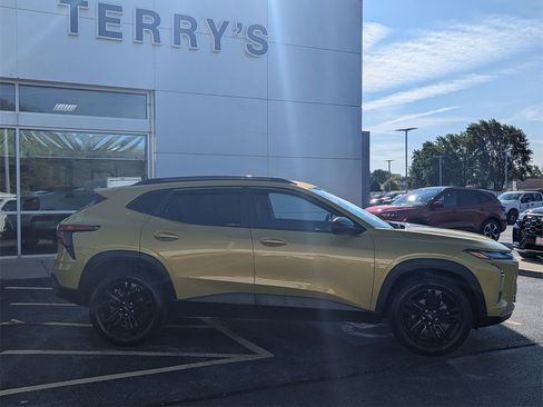 Used 2024 Chevrolet Trax ACTIV w/ Sunroof Package image 2