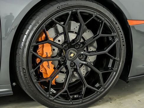 Used 2020 Lamborghini Huracan EVO RWD image 15