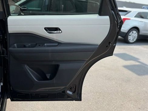 Used 2022 Nissan Pathfinder SV image 16