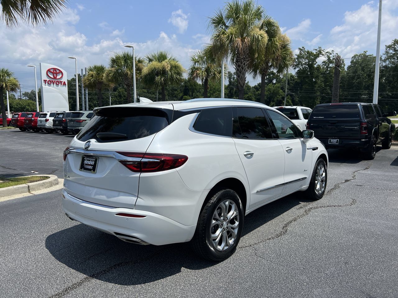 Used 2021 Buick Enclave Avenir w/ Avenir Technology Package AWD/4WD image 10