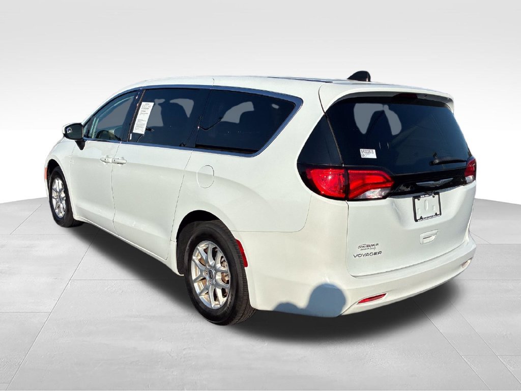 Used 2022 Chrysler Voyager LX FWD image 3