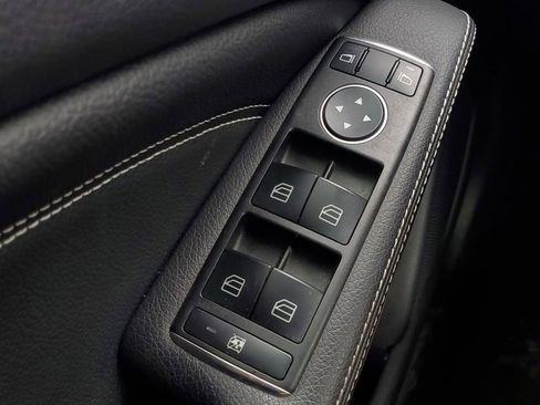 Used 2019 Mercedes-Benz GLA 250 4MATIC w/ Premium Package image 18