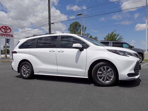 Certified 2025 Toyota Sienna LE FWD image 26