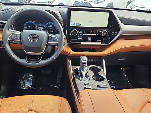Used 2025 Toyota Highlander Platinum image 8
