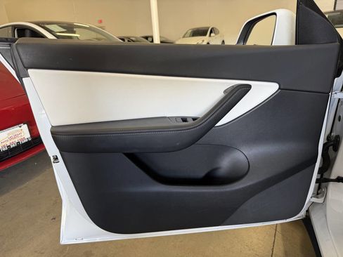 Used 2021 Tesla Model Y Long Range AWD/4WD image 21
