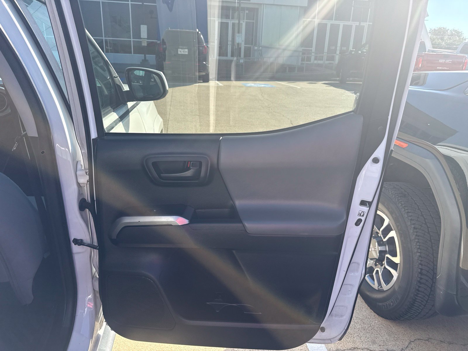 Used 2019 Toyota Tacoma SR5 AWD/4WD image 15
