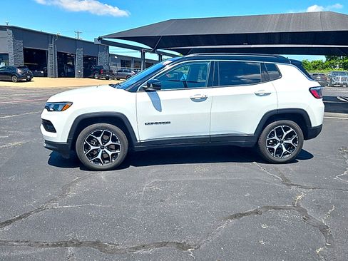 Used 2025 Jeep Compass Limited AWD/4WD image 4
