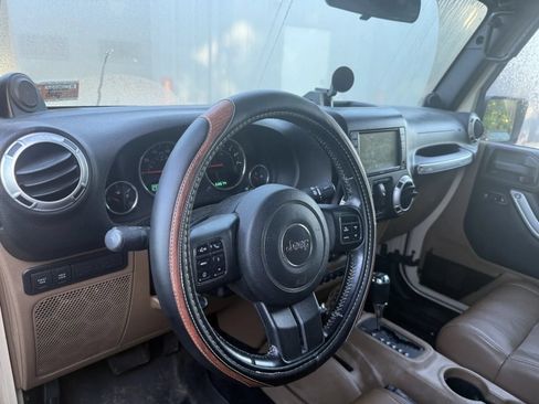 Used 2011 Jeep Wrangler Unlimited Rubicon w/ Connectivity Group AWD/4WD image 7