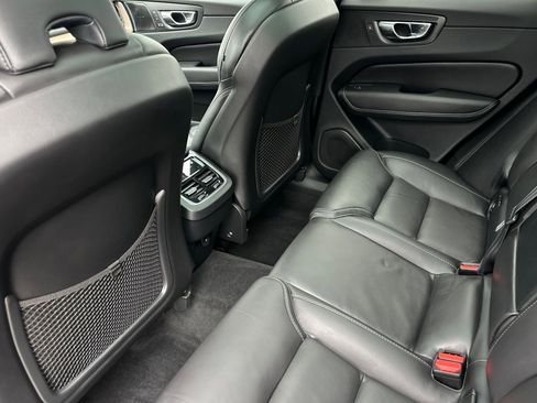 Used 2023 Volvo XC60 B5 Ultimate w/ Climate Package image 12
