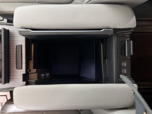 Used 2025 Toyota Sienna XLE image 11