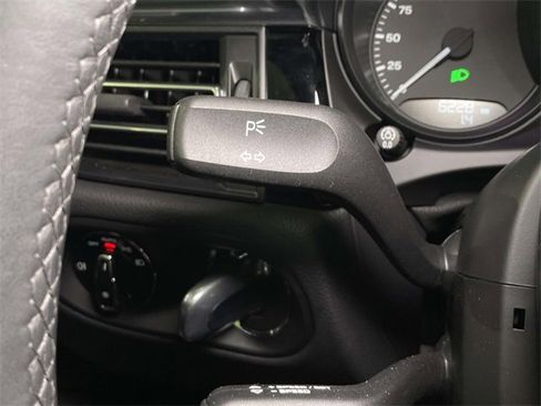 Used 2025 Porsche Macan image 40