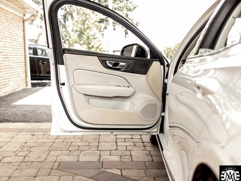 Used 2023 Volvo S60 T8 Plus image 31