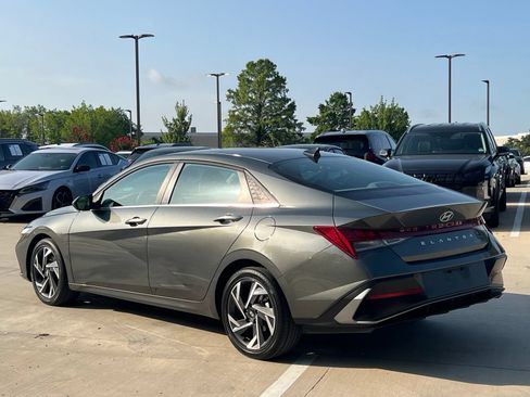 Used 2025 Hyundai Elantra SEL FWD image 10