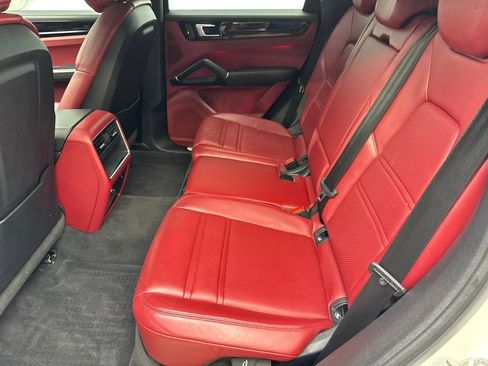 Used 2022 Porsche Cayenne w/ Premium Package AWD/4WD image 32
