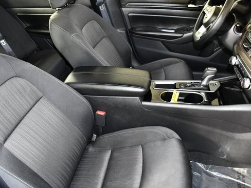 Used 2024 Nissan Altima 2.5 SV FWD image 41