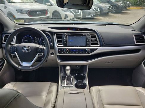 Used 2019 Toyota Highlander XLE AWD/4WD image 16