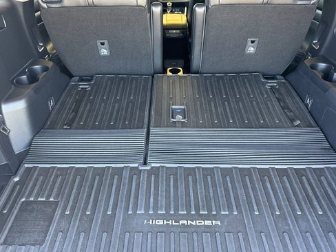 Used 2022 Toyota Highlander XLE FWD image 19