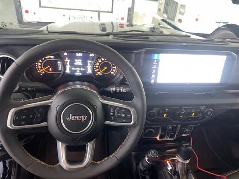 Used 2024 Jeep Wrangler Unlimited Sahara image 14