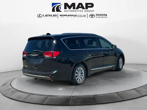 Used 2018 Chrysler Pacifica Touring-L w/ Premium Audio Group FWD image 5