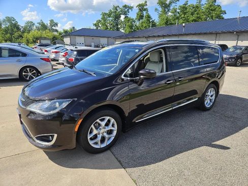 Used 2017 Chrysler Pacifica Touring-L Plus w/ Advanced Safetytec Group FWD image 3