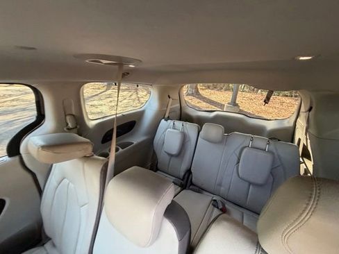 Used 2017 Chrysler Pacifica Touring-L Plus w/ Tire & Wheel Group image 11