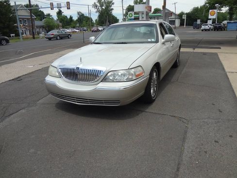 Used 2006 Lincoln Town Car Designer Series RWD image 2