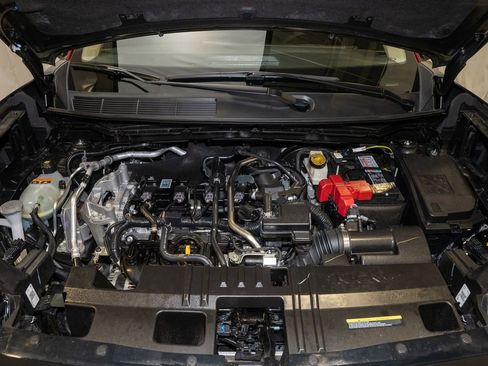 Certified 2025 Nissan Kicks SV image 18