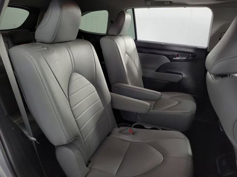 Used 2022 Toyota Highlander XLE image 18