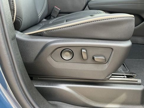 New 2025 Chevrolet Suburban Premier image 19